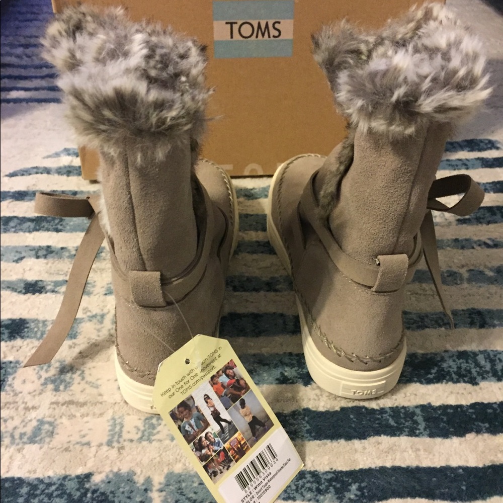 TOMS Vista Faux Fur Lined Suede Boot - Picture 9 of 13